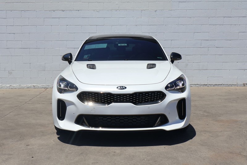 Kia Stinger Vehicle Full-screen Gallery Image 02