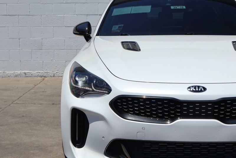 Kia Stinger Vehicle Full-screen Gallery Image 03