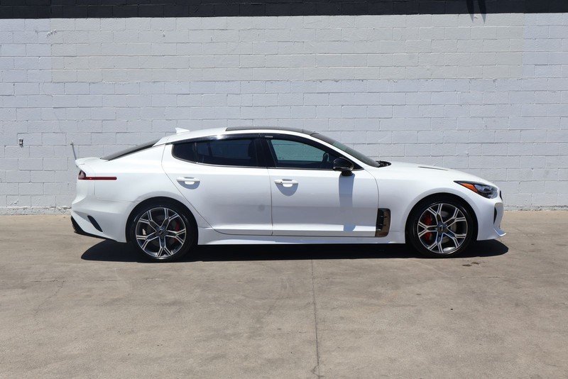 Kia Stinger Vehicle Full-screen Gallery Image 04