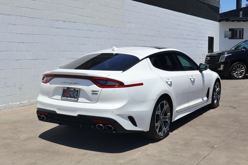 Kia Stinger Vehicle Full-screen Gallery Image 05
