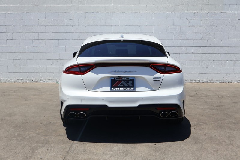 Kia Stinger Vehicle Full-screen Gallery Image 06