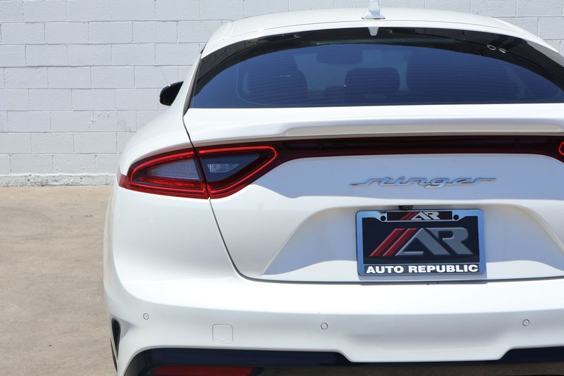 Kia Stinger Vehicle Full-screen Gallery Image 07