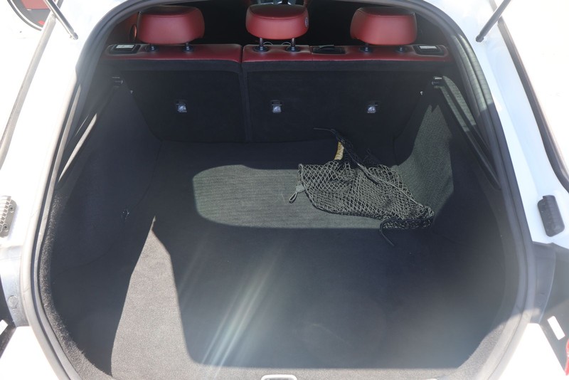 Kia Stinger Vehicle Full-screen Gallery Image 08