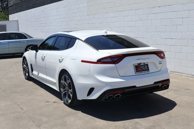 Kia Stinger Vehicle Full-screen Gallery Image 09