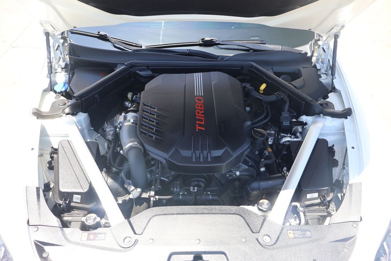 Kia Stinger Vehicle Full-screen Gallery Image 12