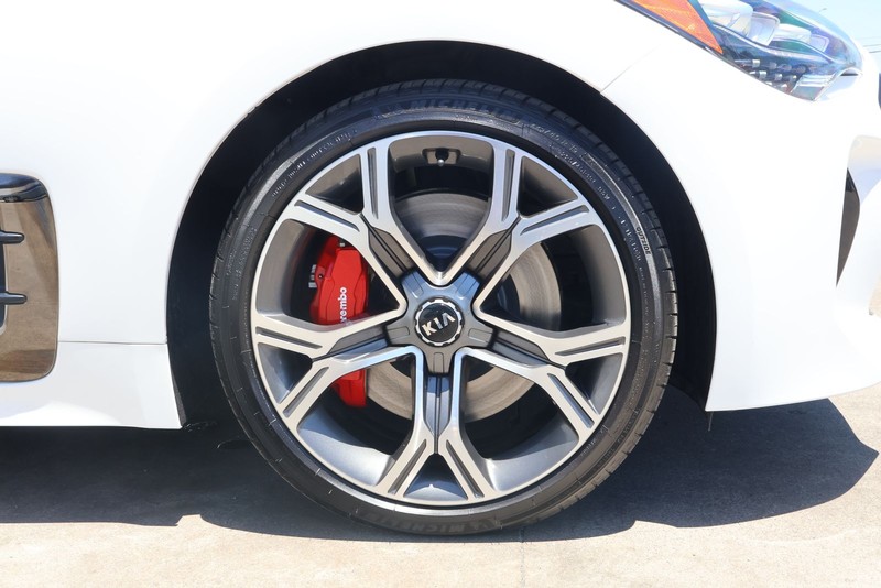 Kia Stinger Vehicle Full-screen Gallery Image 13