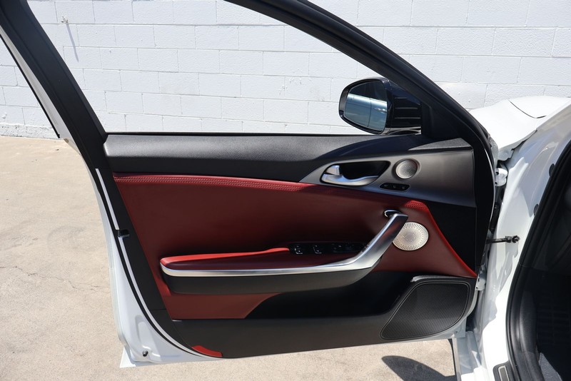 Kia Stinger Vehicle Full-screen Gallery Image 14