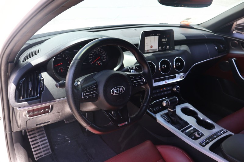 Kia Stinger Vehicle Full-screen Gallery Image 15