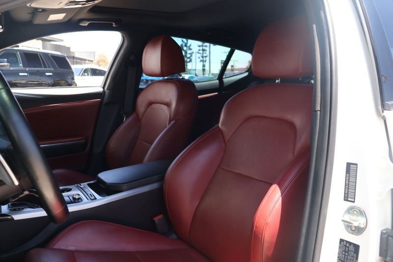 Kia Stinger Vehicle Full-screen Gallery Image 16