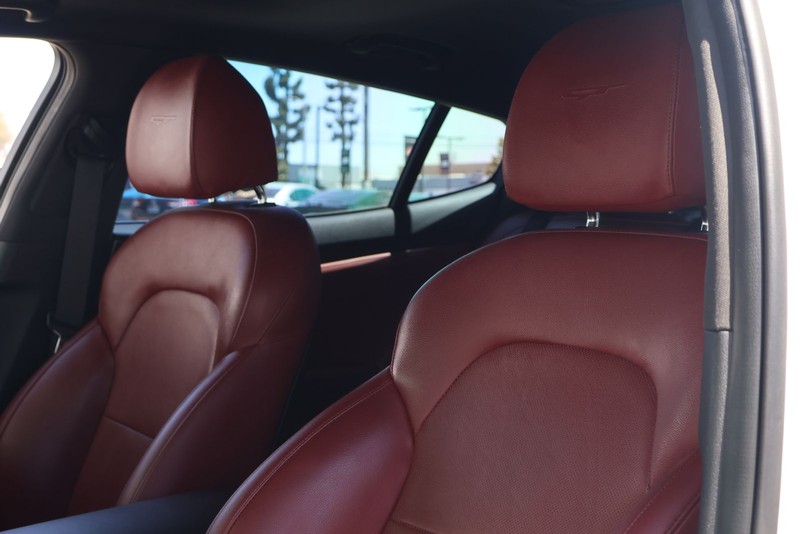 Kia Stinger Vehicle Full-screen Gallery Image 17