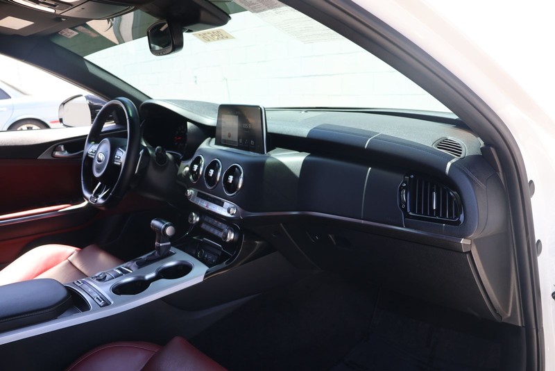 Kia Stinger Vehicle Full-screen Gallery Image 18