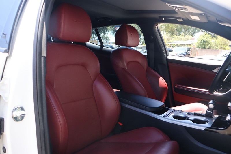 Kia Stinger Vehicle Full-screen Gallery Image 19