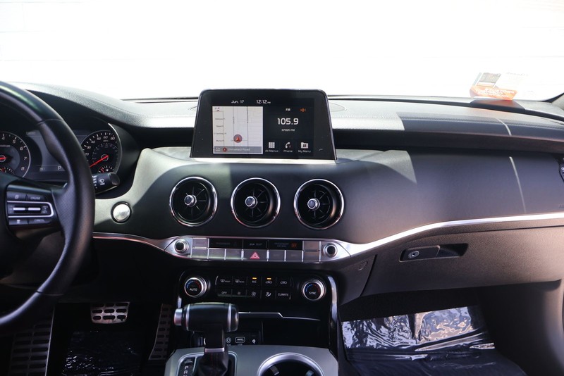Kia Stinger Vehicle Full-screen Gallery Image 26