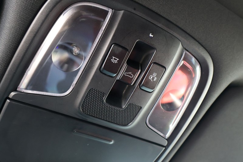 Kia Stinger Vehicle Full-screen Gallery Image 32