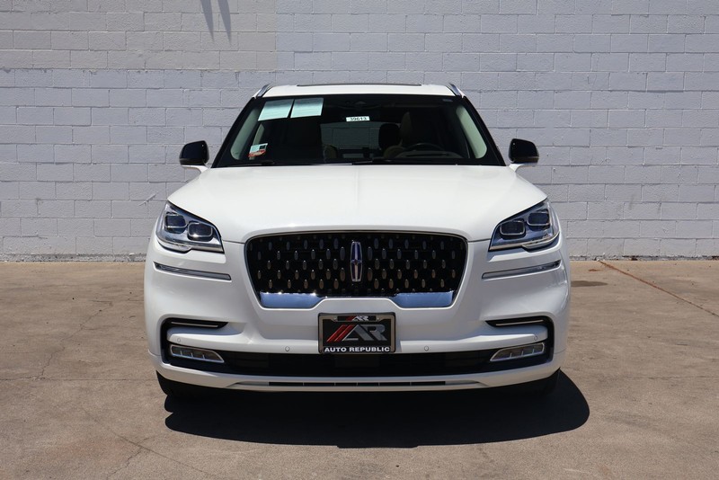 Lincoln Aviator Vehicle Full-screen Gallery Image 02