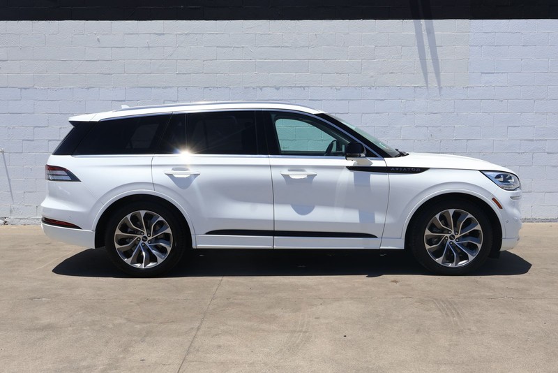 Lincoln Aviator Vehicle Full-screen Gallery Image 04