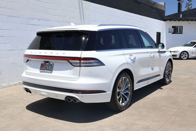 Lincoln Aviator Vehicle Full-screen Gallery Image 05