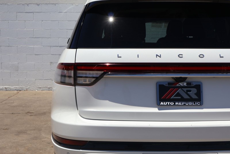Lincoln Aviator Vehicle Full-screen Gallery Image 07