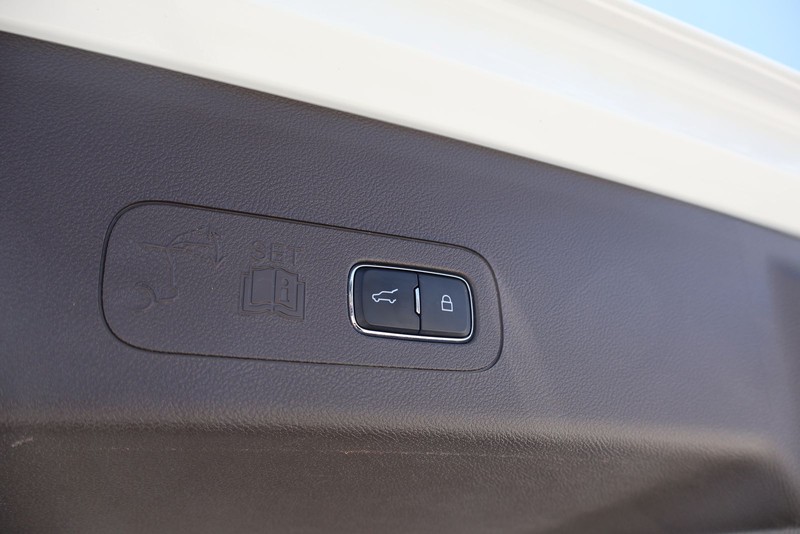 Lincoln Aviator Vehicle Full-screen Gallery Image 09