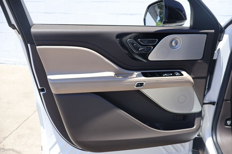 Lincoln Aviator Vehicle Full-screen Gallery Image 15