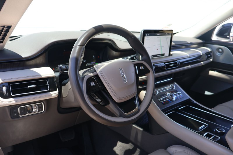Lincoln Aviator Vehicle Full-screen Gallery Image 16