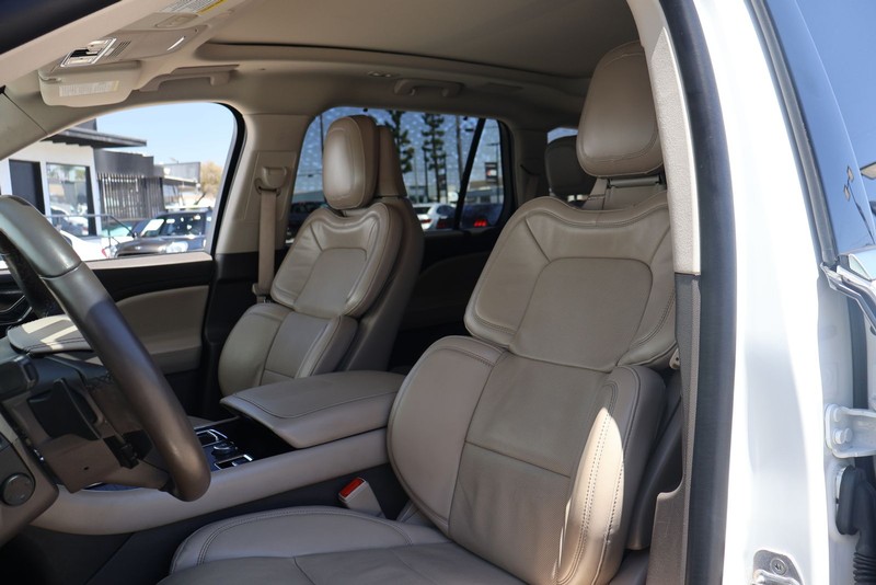 Lincoln Aviator Vehicle Full-screen Gallery Image 17