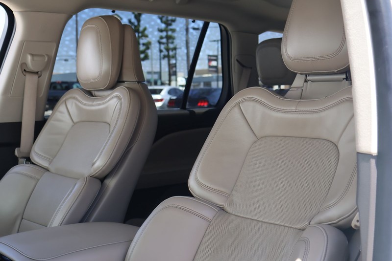 Lincoln Aviator Vehicle Full-screen Gallery Image 18