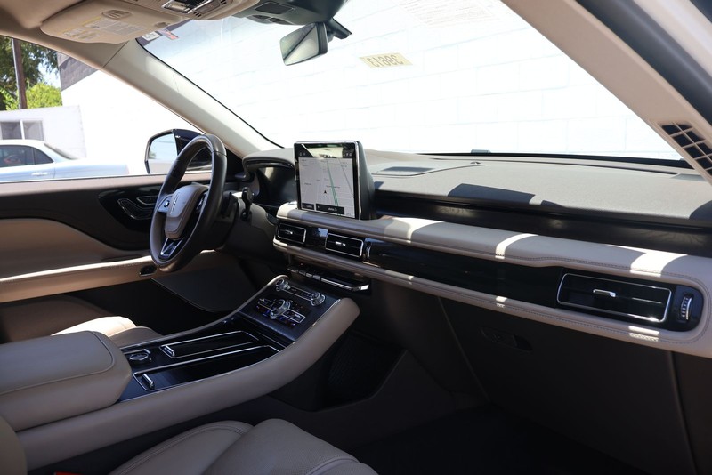 Lincoln Aviator Vehicle Full-screen Gallery Image 19