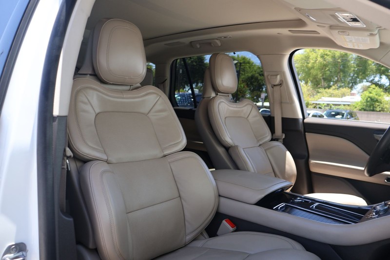 Lincoln Aviator Vehicle Full-screen Gallery Image 20