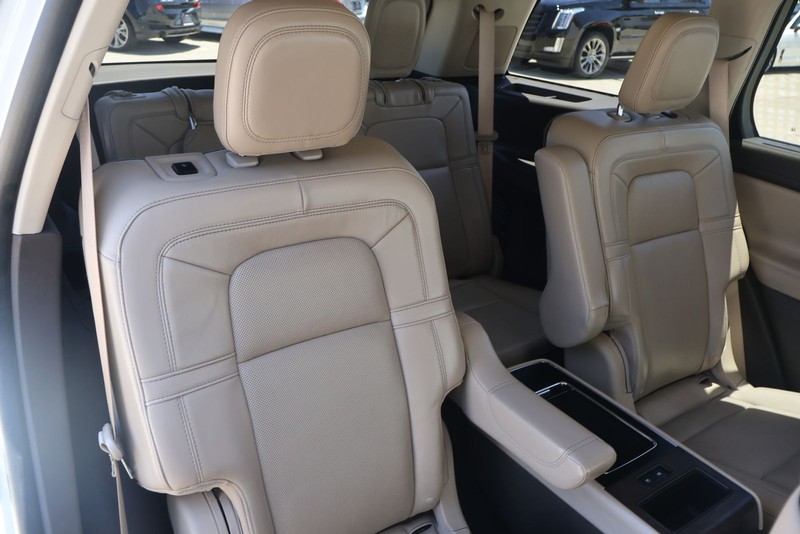 Lincoln Aviator Vehicle Full-screen Gallery Image 21