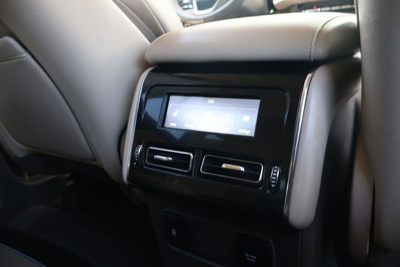 Lincoln Aviator Vehicle Full-screen Gallery Image 23