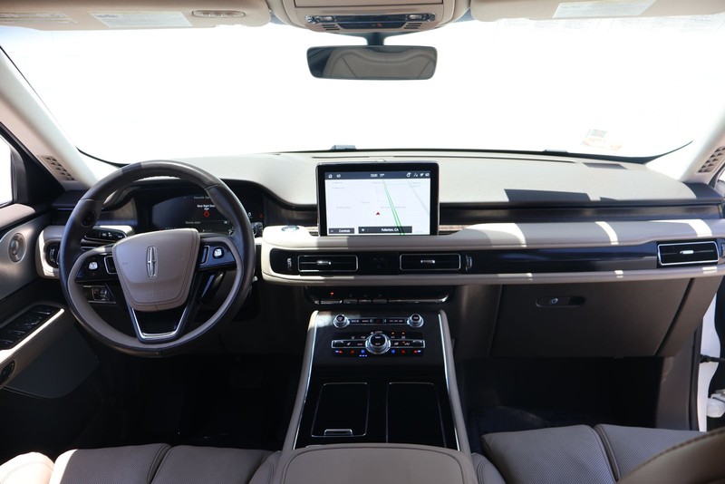 Lincoln Aviator Vehicle Full-screen Gallery Image 24