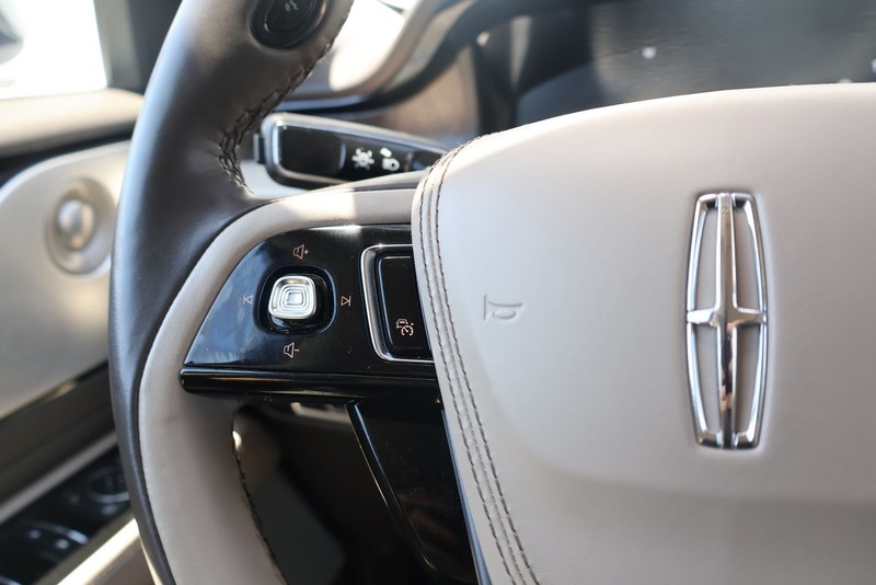 Lincoln Aviator Vehicle Full-screen Gallery Image 27