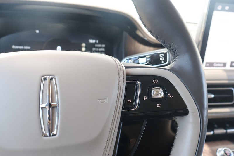 Lincoln Aviator Vehicle Full-screen Gallery Image 28
