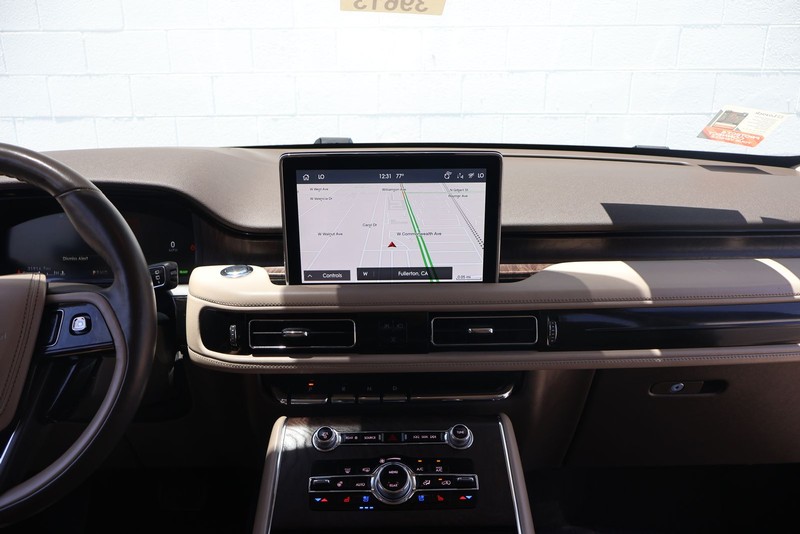 Lincoln Aviator Vehicle Full-screen Gallery Image 29