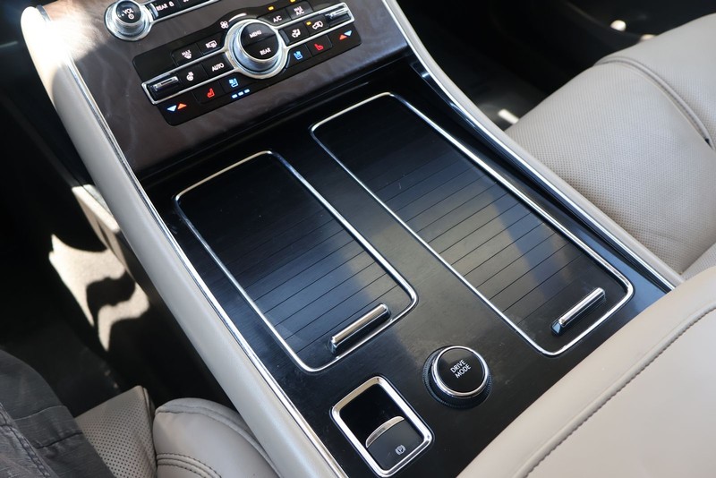 Lincoln Aviator Vehicle Full-screen Gallery Image 32