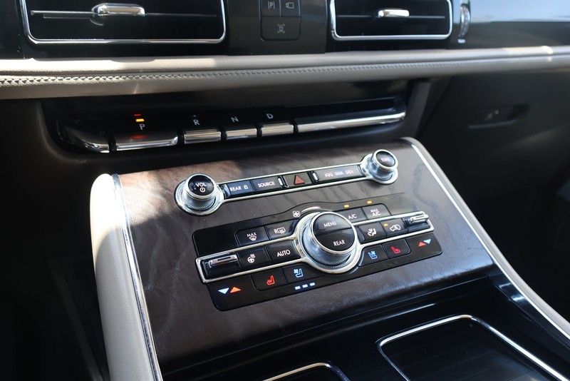 Lincoln Aviator Vehicle Full-screen Gallery Image 33