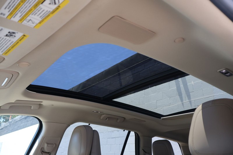 Lincoln Aviator Vehicle Full-screen Gallery Image 34