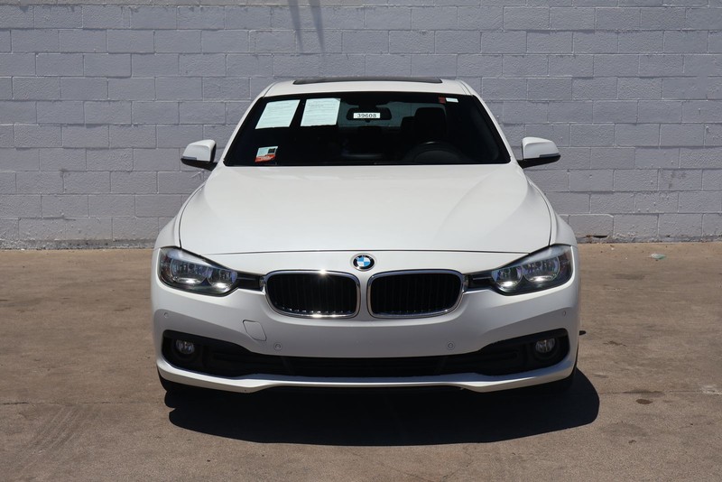 BMW 3 Series Vehicle Full-screen Gallery Image 02