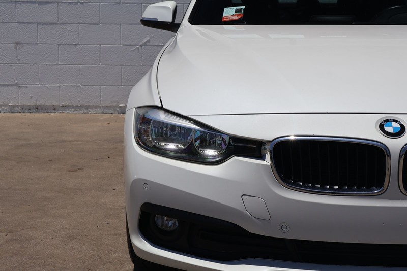 BMW 3 Series Vehicle Full-screen Gallery Image 03