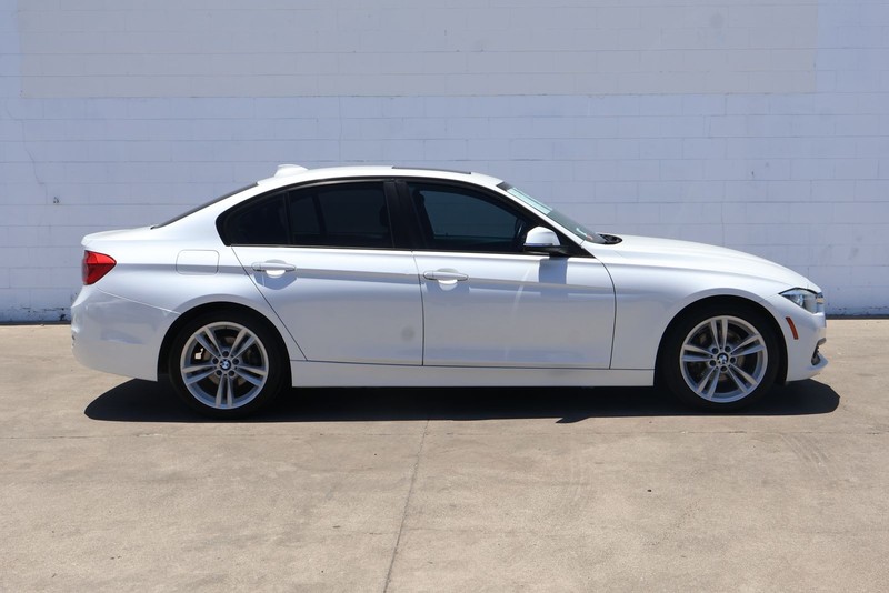 BMW 3 Series Vehicle Full-screen Gallery Image 04