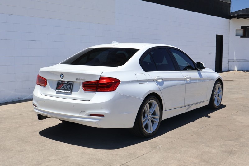 BMW 3 Series Vehicle Full-screen Gallery Image 05
