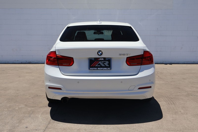 BMW 3 Series Vehicle Full-screen Gallery Image 06