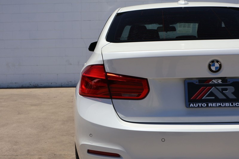 BMW 3 Series Vehicle Full-screen Gallery Image 07