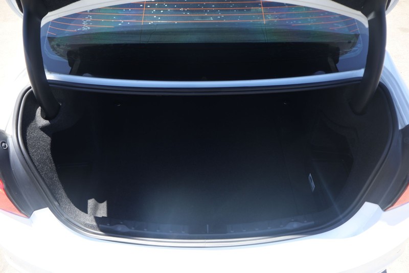 BMW 3 Series Vehicle Full-screen Gallery Image 08