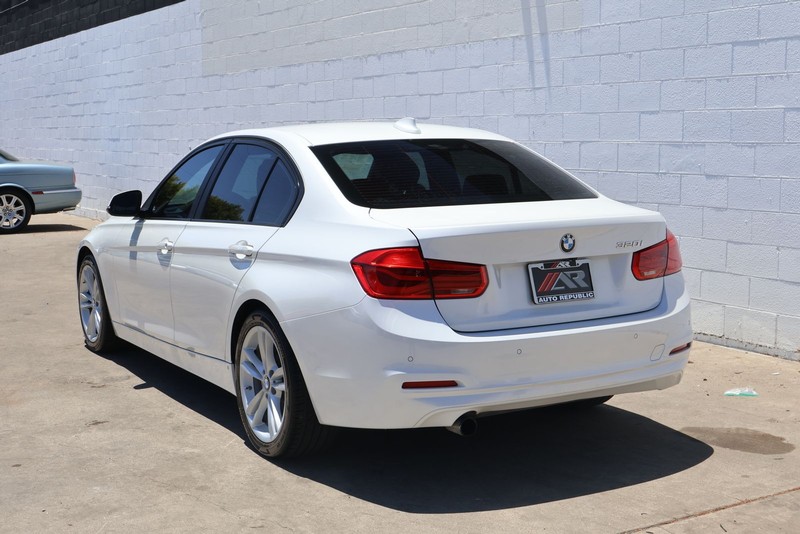 BMW 3 Series Vehicle Full-screen Gallery Image 09