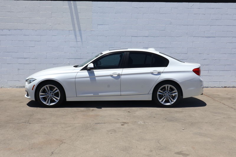 BMW 3 Series Vehicle Full-screen Gallery Image 10