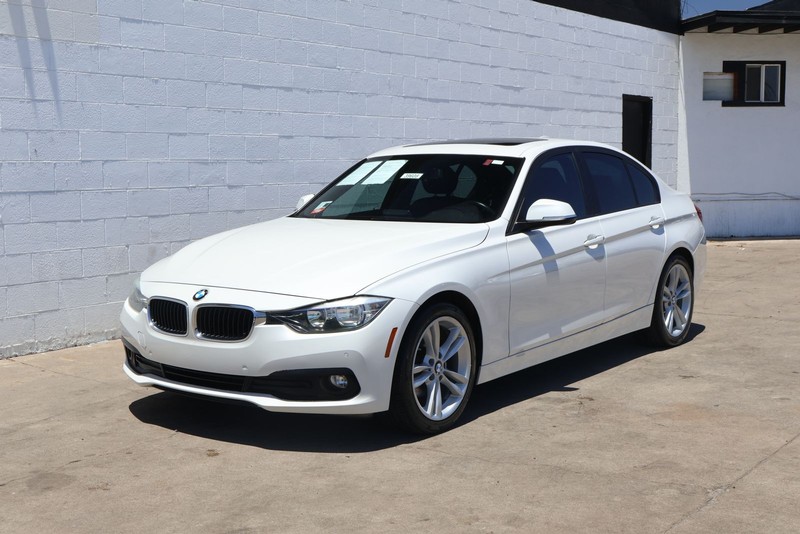 BMW 3 Series Vehicle Full-screen Gallery Image 11