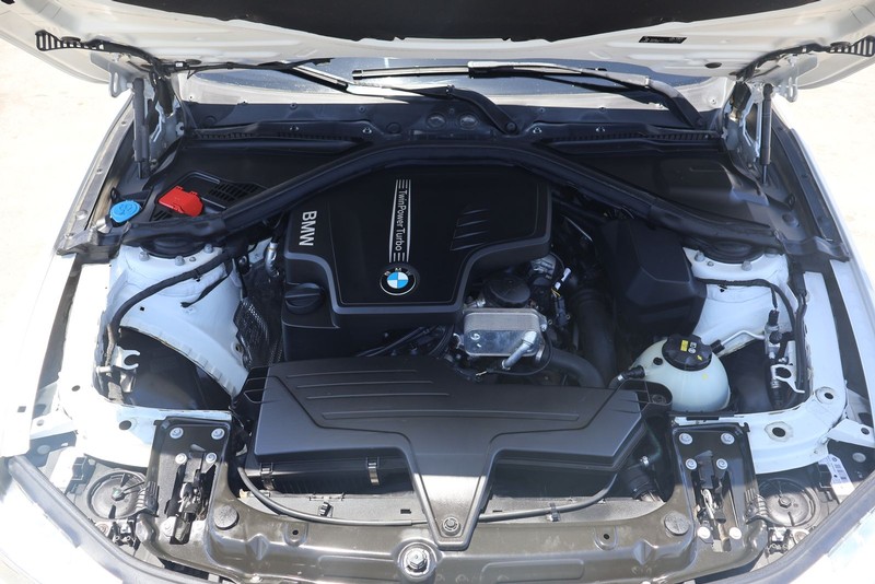 BMW 3 Series Vehicle Full-screen Gallery Image 12