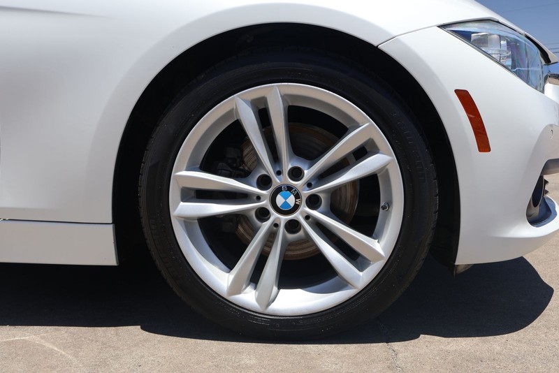 BMW 3 Series Vehicle Full-screen Gallery Image 13